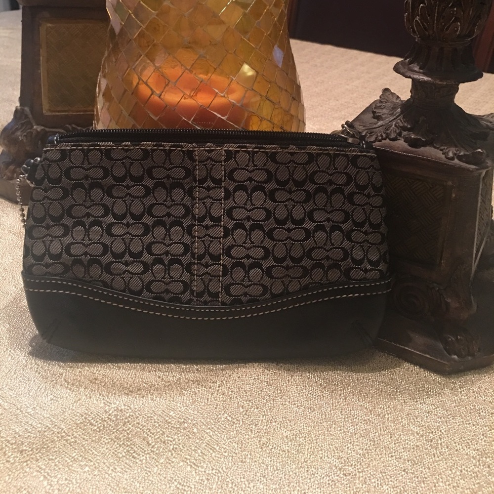 Vintage coach wristlet, still in great shape!