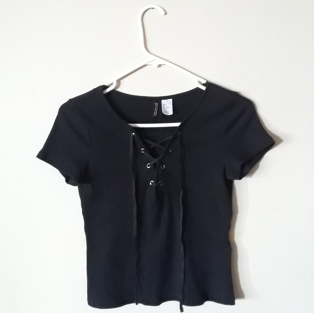 SOLD 🎉🎉 black lace up top from H&M