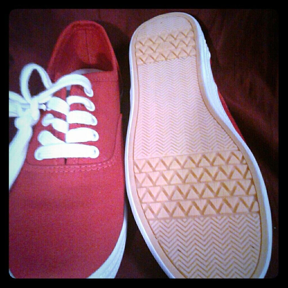 Red size 6 mossimo low top shoes