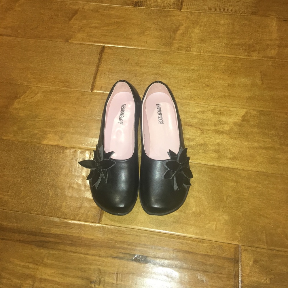 NWOB Fashion Bug Black Flats w Flower Size 6