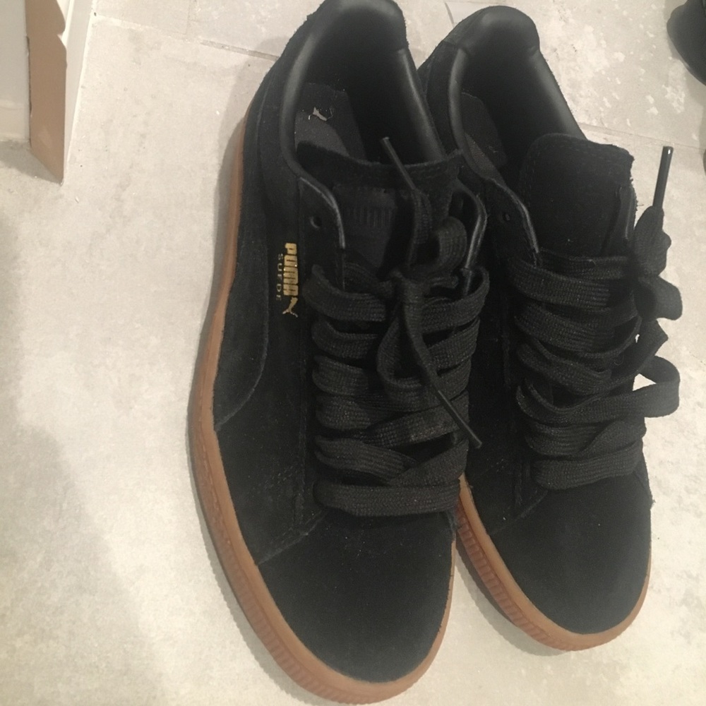 Suede pumas all black/gold
