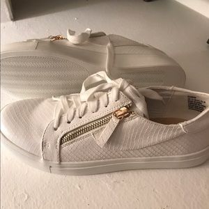 BRAND NEW...Riannon White 👟 Sneakers