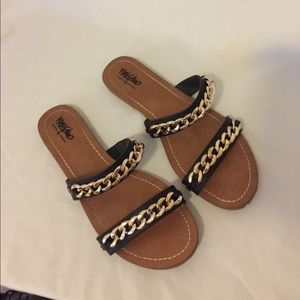 Black and gold sandals 💖