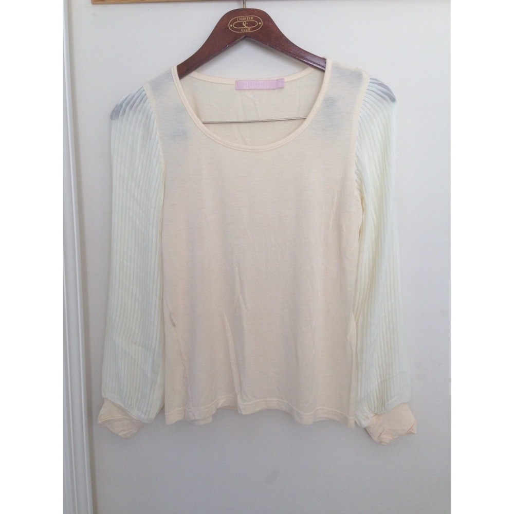 Pleated sleeve blouse with tie cord