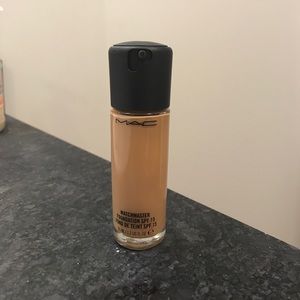 4.0 M.A.C Matchmaster Foundation SPF 15 (35 mL)