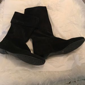 Cuffable suede boots
