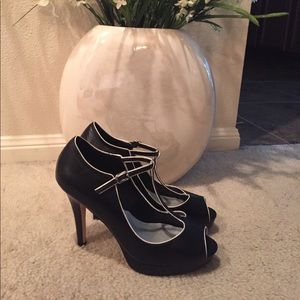 Beautiful White House Black Market Heels