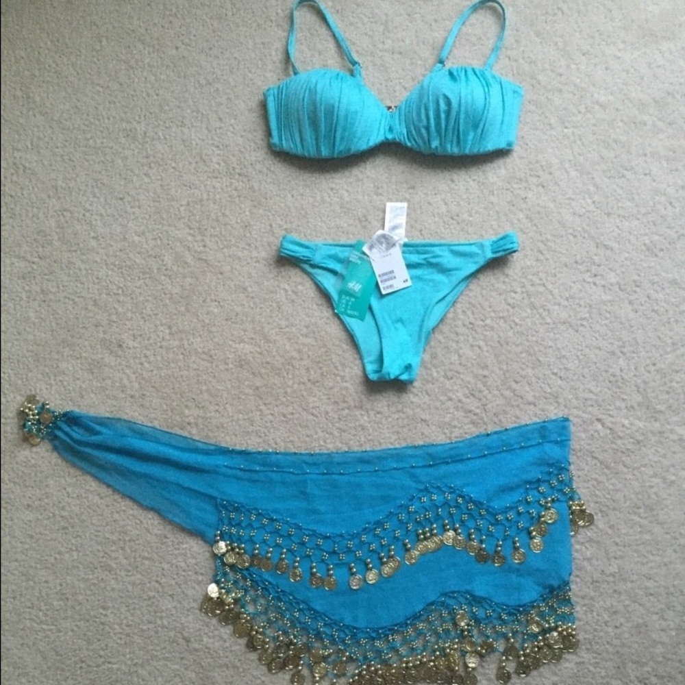 Bikini set only! Sarong is not included.