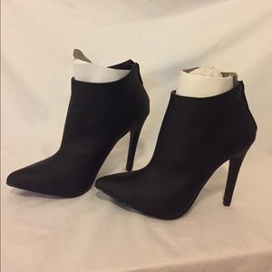 Stiletto heeled booties 🔥