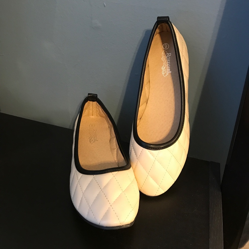 DonatedCream-colored flats with quilted detailing