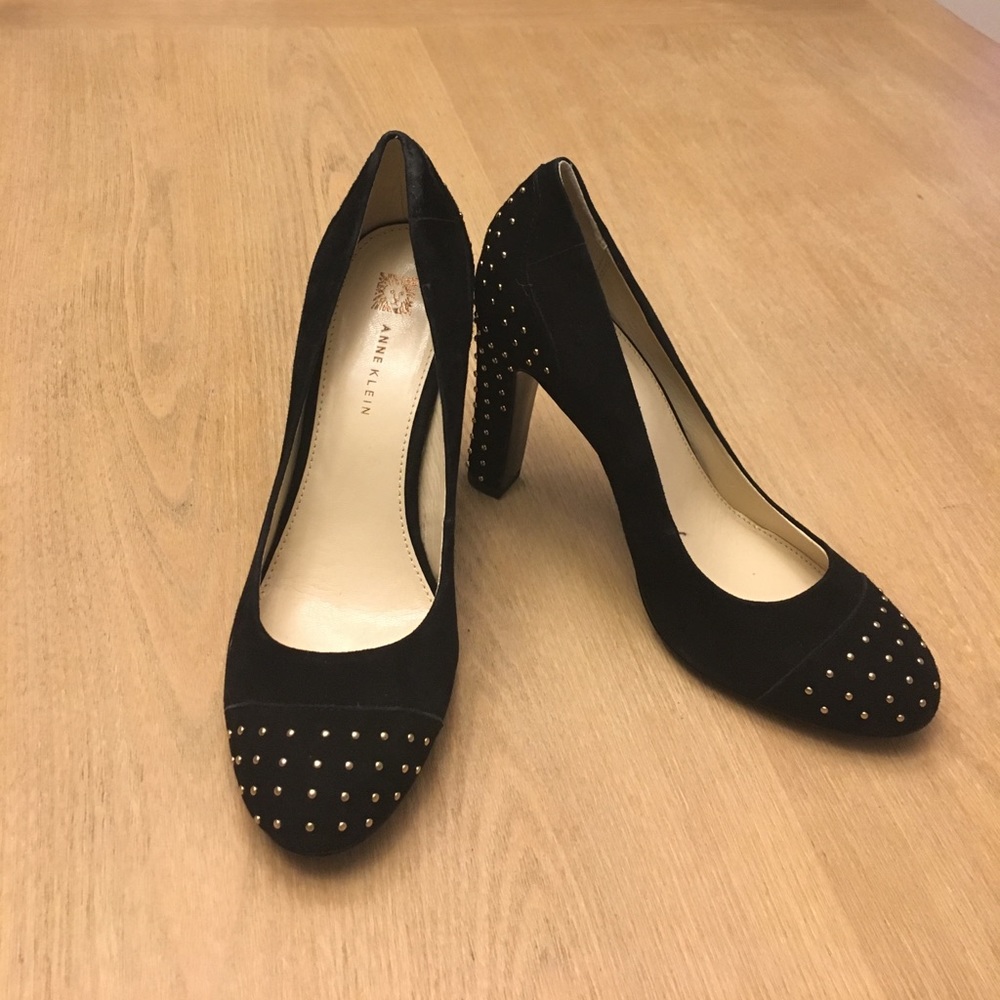 Anne Klein NWOT Gold studded suede heels sz 9m