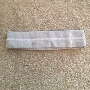 LULULEMON grey headband with small stripes