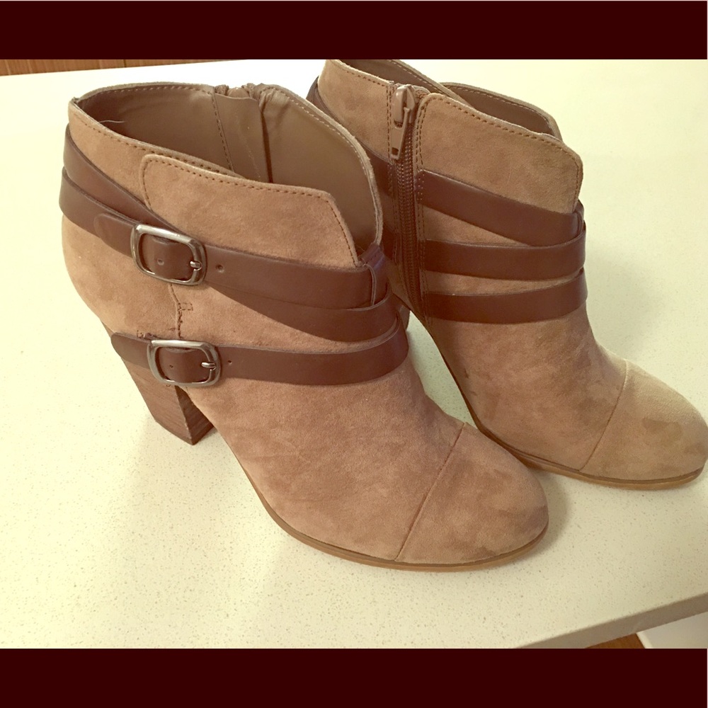Carlos Santana size 8 booties