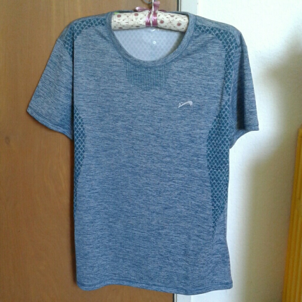 New without tag, sport tee ,never worn.