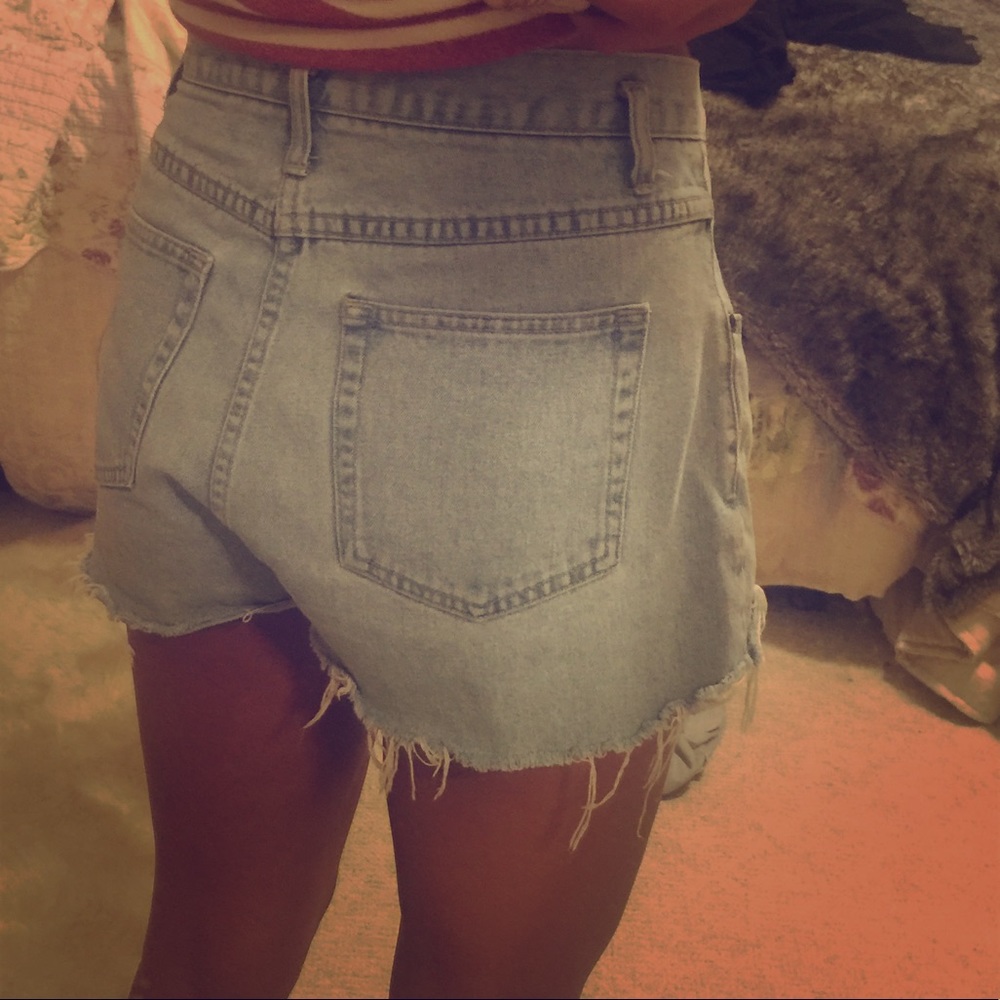 VINTAGE high waisted Jean shorts. size 27!