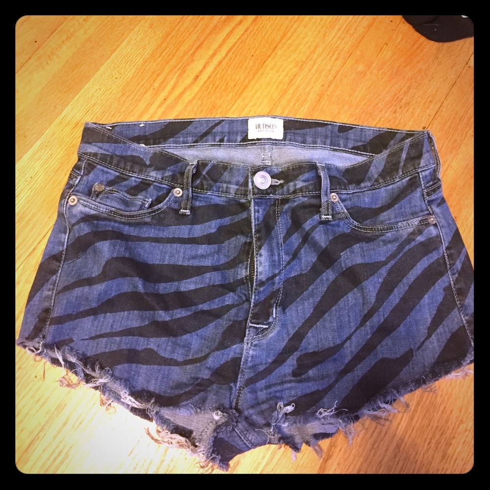 Hudson super cute stretch cut off jean short