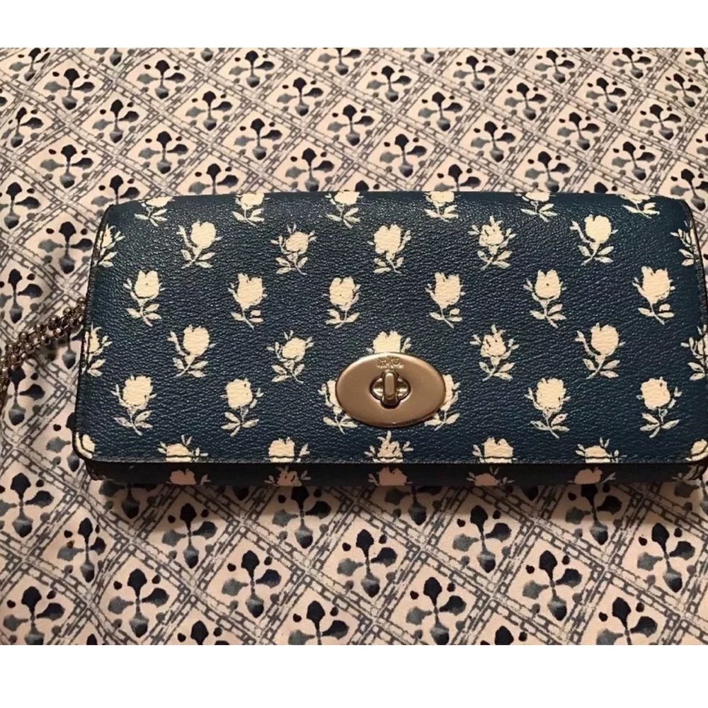 Coach wallet w chain Blue badlands floral turnlock