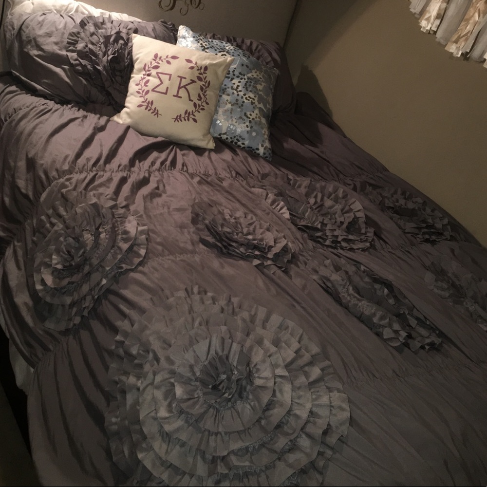 Bedding. - Picture 1 of 1