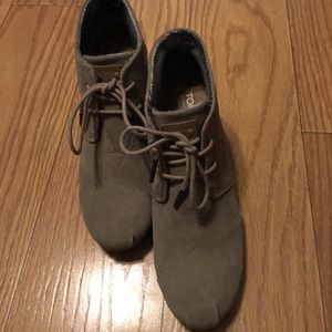 Toms taupe suede desert wedge