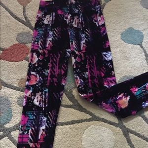 Girls size 7-8 velvet funky leggings.
