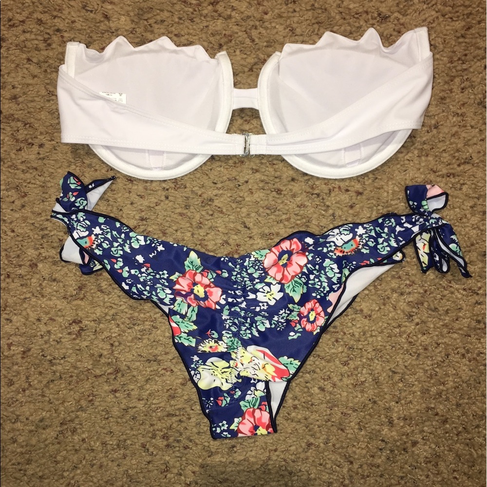 Bikini - Picture 2 of 3