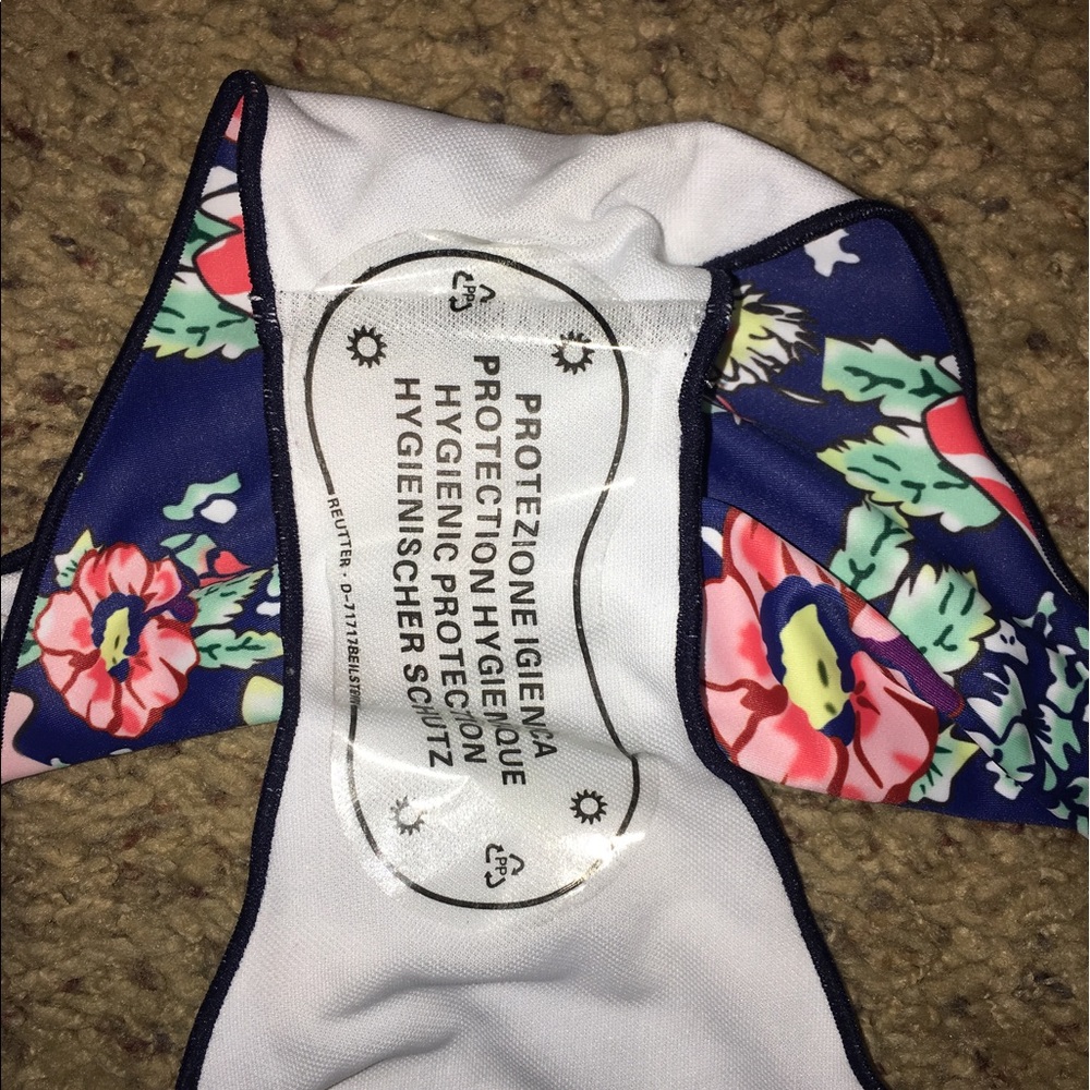 Bikini - Picture 3 of 3