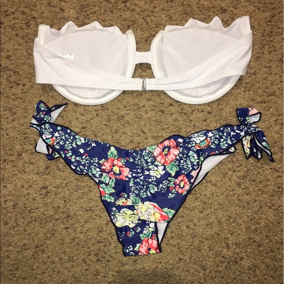 Bikini - Picture 2 of 3