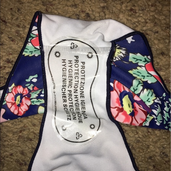 Bikini - Picture 3 of 3