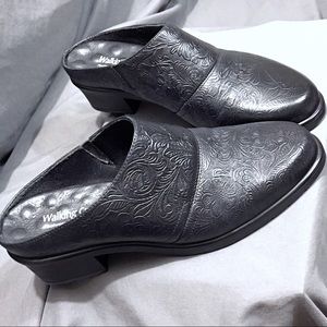 Walking Cradles Black Tooled Leather Mules Sz 7