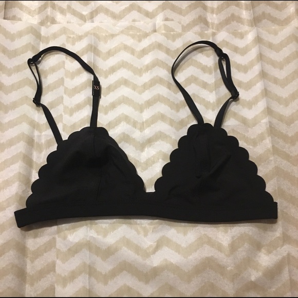 ✨NWT- VS Black Scalloped Bralette✨ - Picture 2 of 3