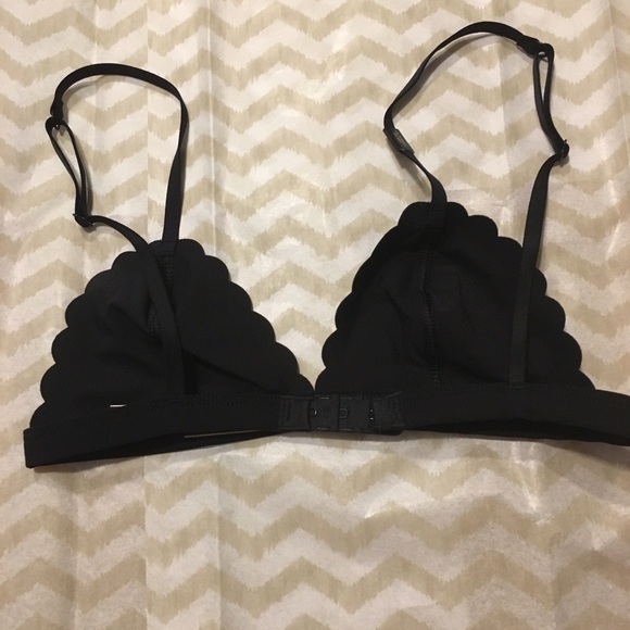 ✨NWT- VS Black Scalloped Bralette✨ - Picture 3 of 3