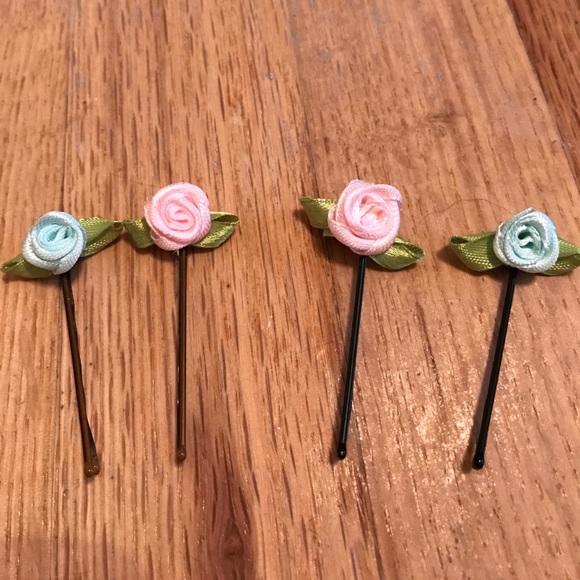 PACK OF 4 ROSE BOBBY PINS - Picture 1 of 3