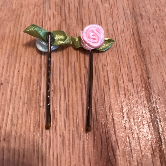 PACK OF 4 ROSE BOBBY PINS - Picture 2 of 3