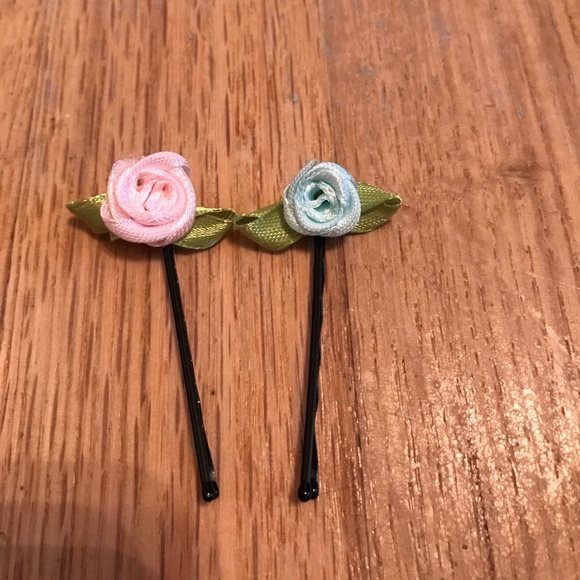 PACK OF 4 ROSE BOBBY PINS - Picture 3 of 3