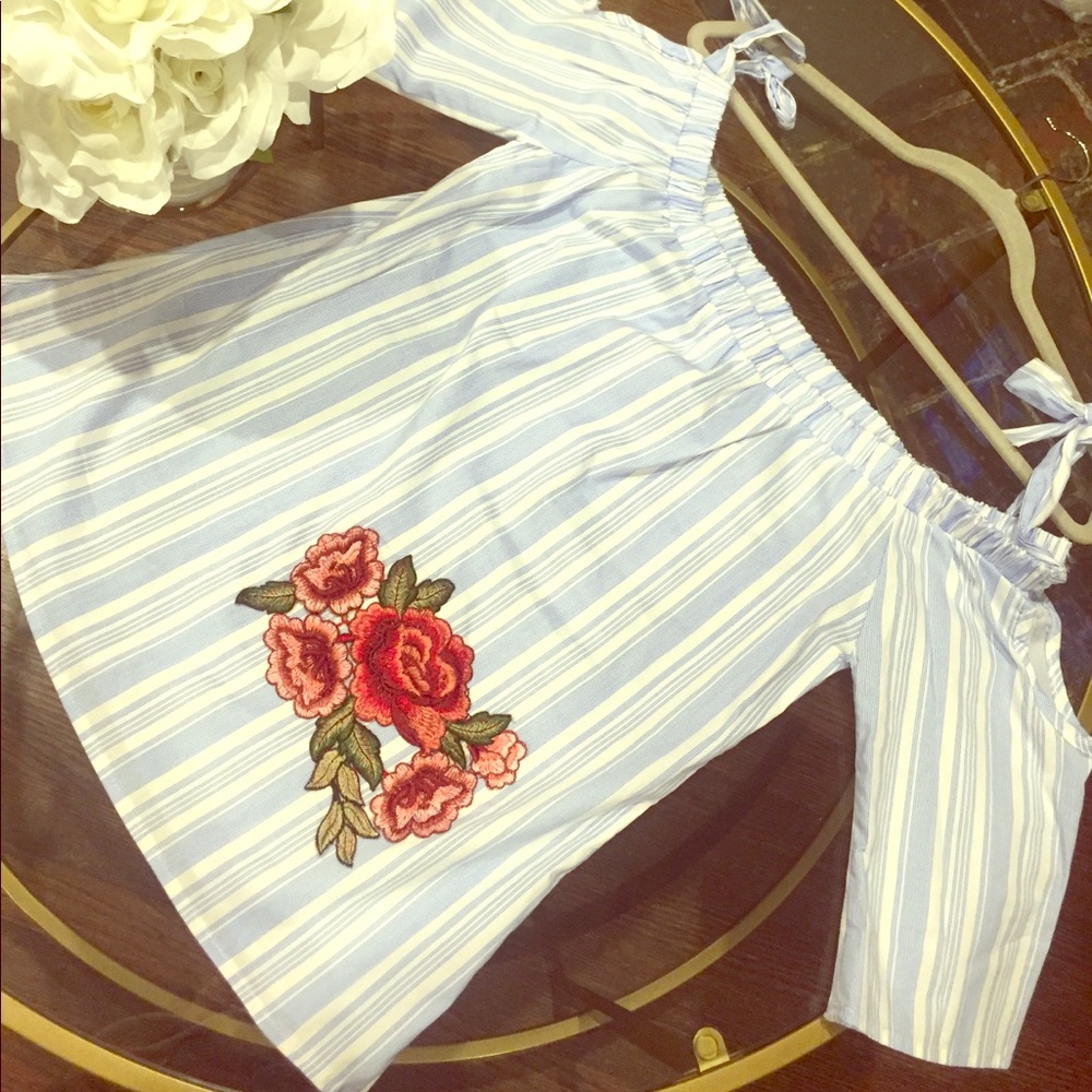 Off The Shoulder Embroidered Flower Print Blouse🌹