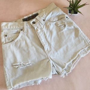 SALE‼️Levi's High Waist Distressed Jeans Shorts