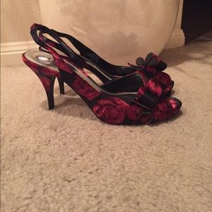 Beautiful White House Black Market Floral Heels