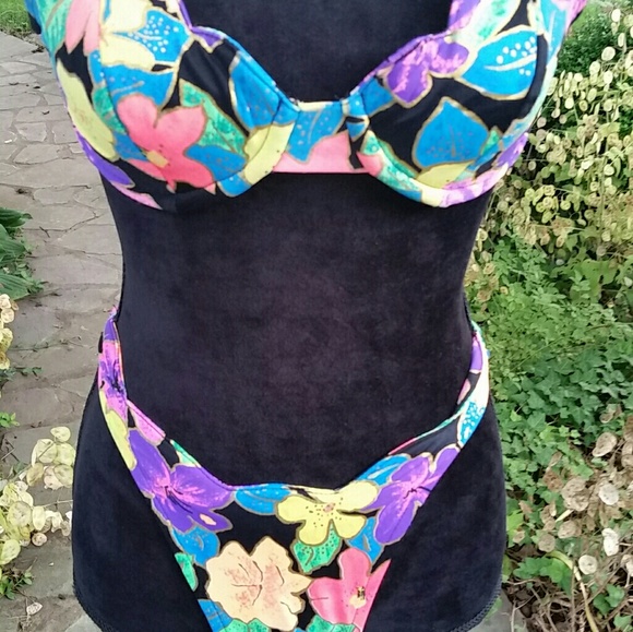 Bikini - Picture 3 of 7