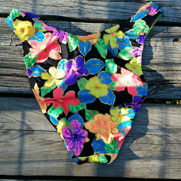 Bikini - Picture 2 of 7