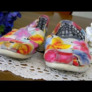 SIZE 7.5 TOMS- TROPICAL MULTICOLORED PRINT