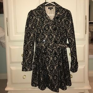 🚨SALE🚨Blake lace Bebe trench coat