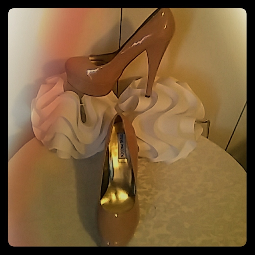 CREAM PATENT LEATHER PLATFORM PUMP