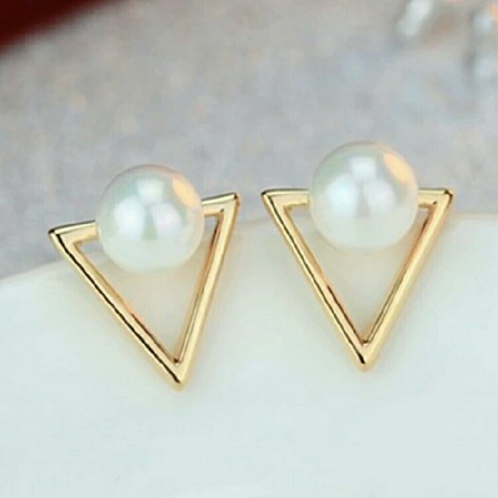 NWOT Triangle pearl earrings
