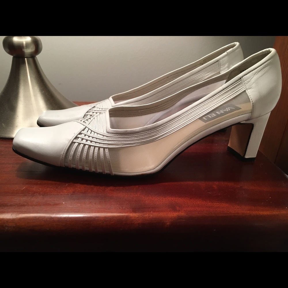 White VANELI Pump