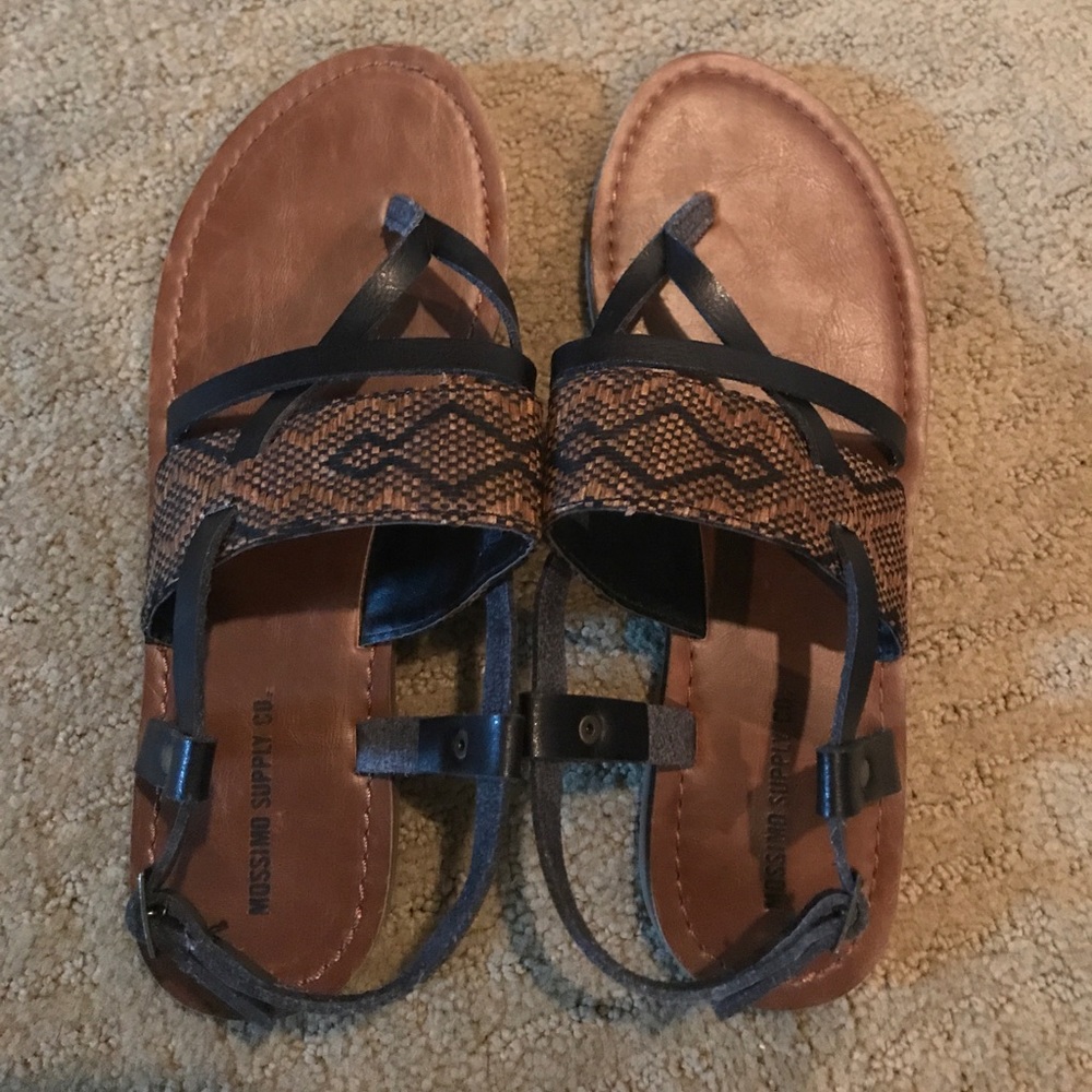 Strapped sandals with design. Size 7