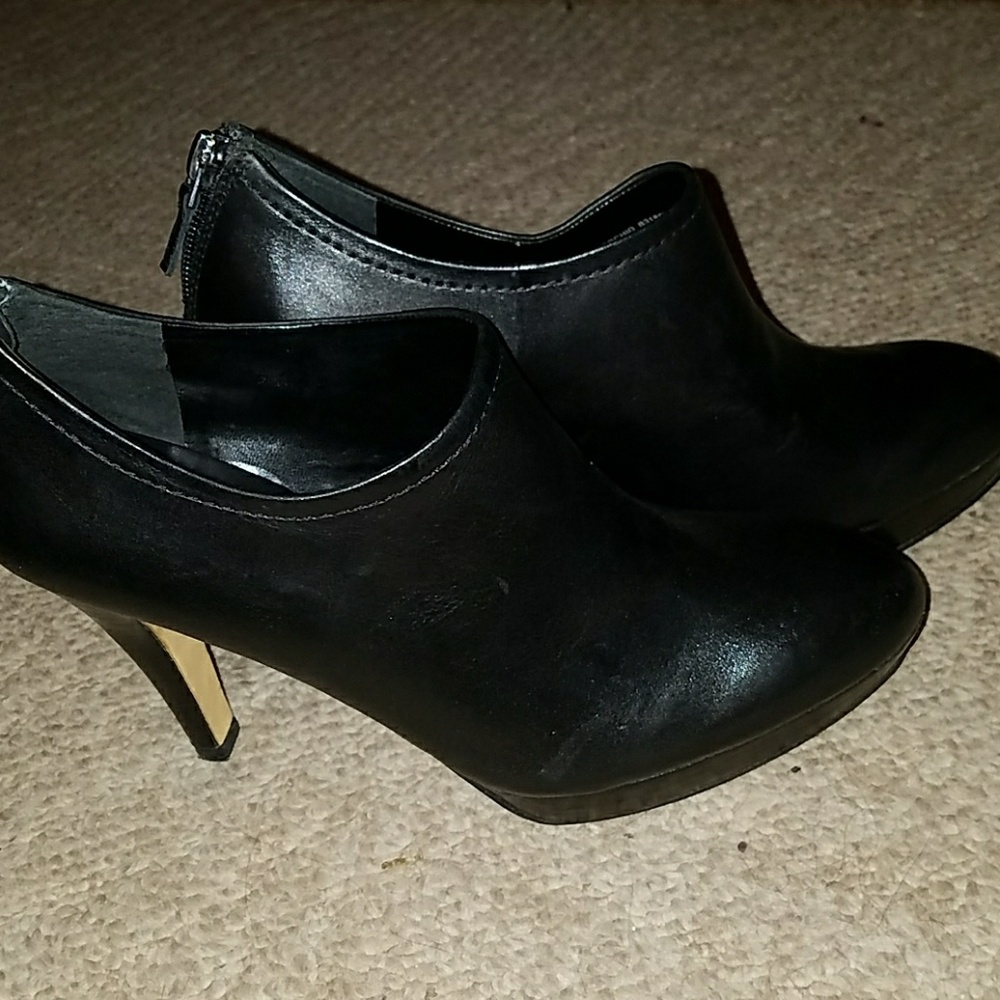 Black heels with zippers on back size 7.5M