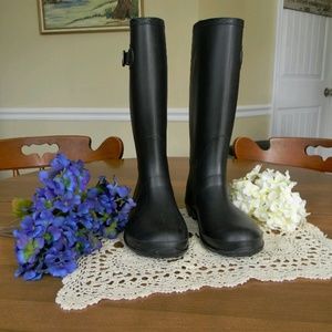 PRACTICAL BLACK RAINBOOTS
