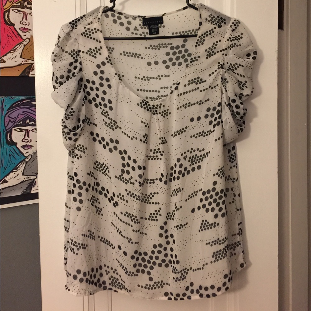 Spotted white blouse with cute ruffle sleeves