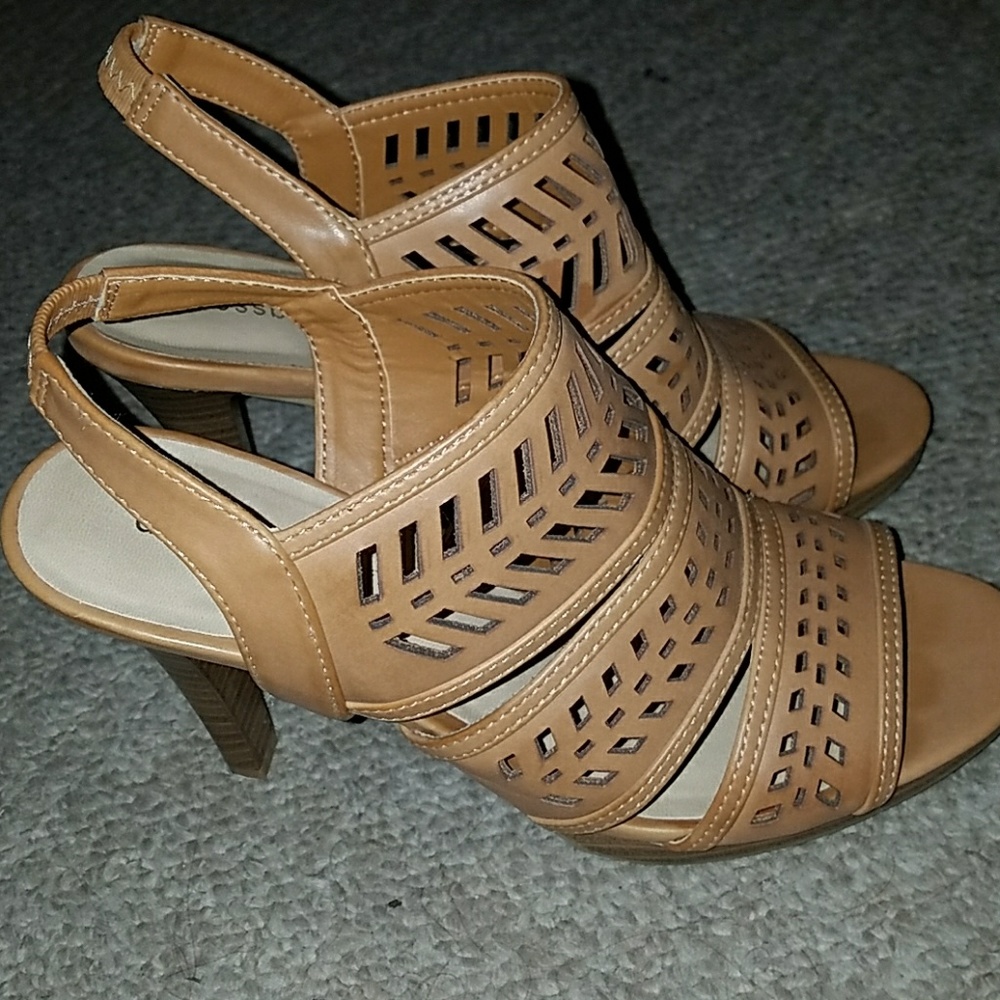 Dressbarn tan heels size 7M
