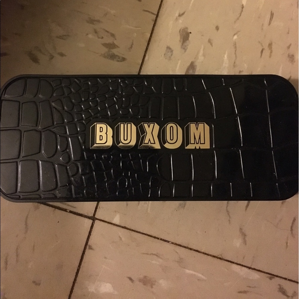 Buxom customized palette